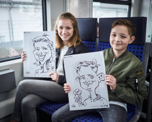 Schnellzeichner Filippo zeichnet auf der S-Bahn Karikaturen von den Fahrgästen im Auftrag vom RMV